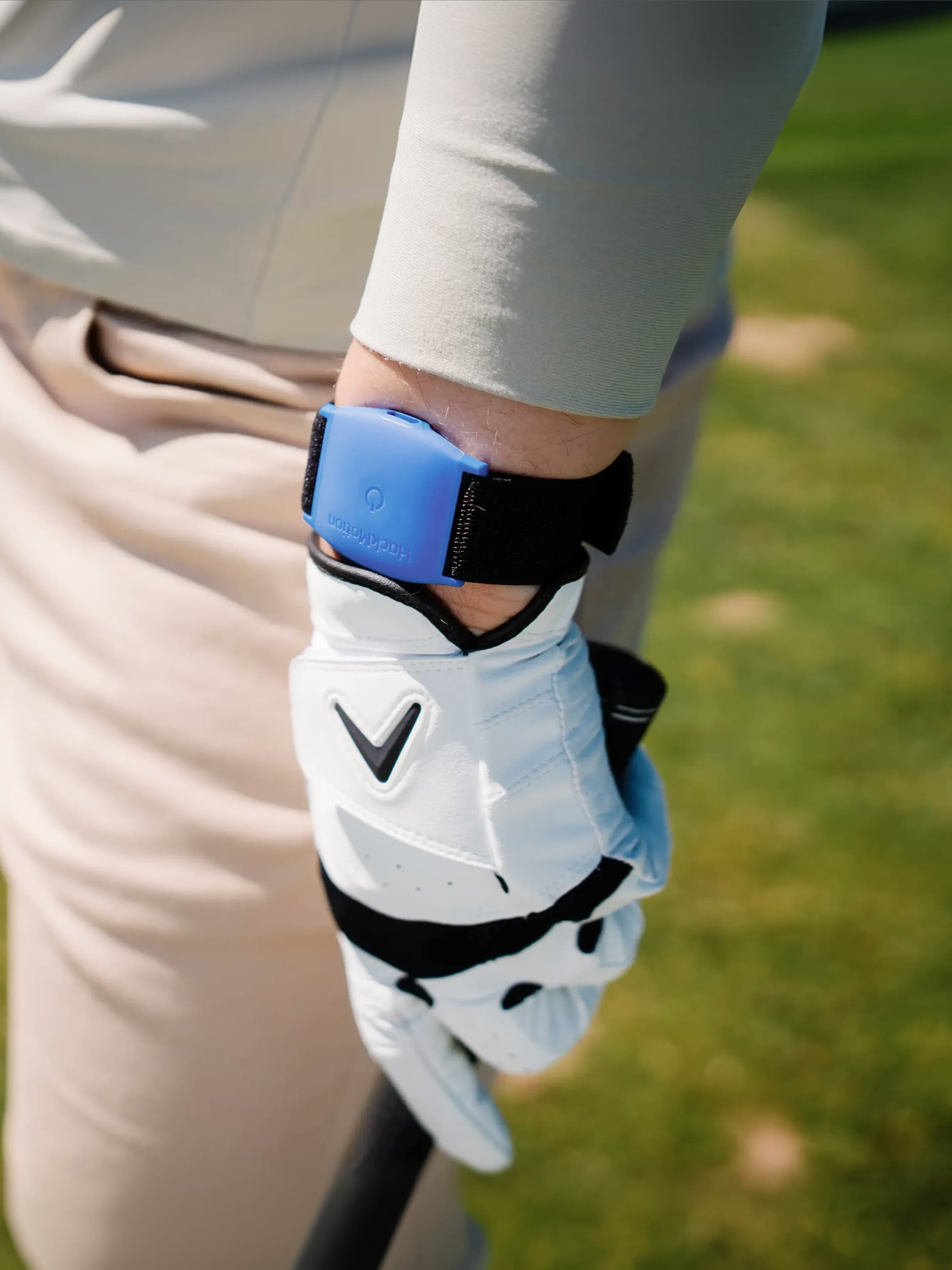 Whether you wear a glove or not, the sensor fits seamlessly.