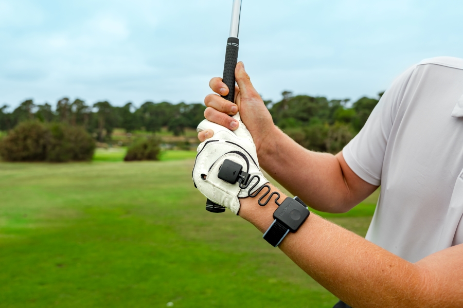 Hackmotion training aid and golfer hands close up