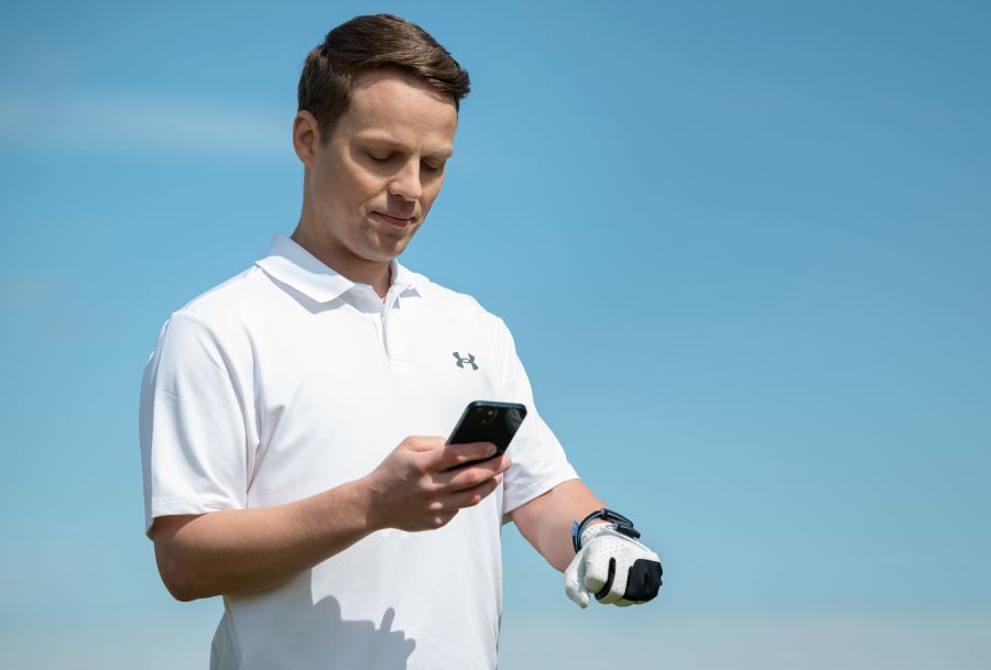 golfer using HackMotion golf app on phone