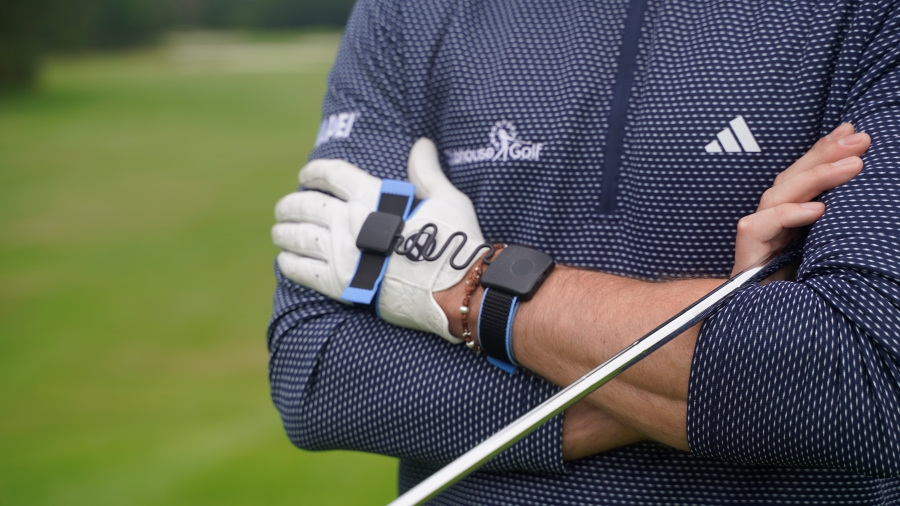 golfer wearing Hackmotion wrist sensor