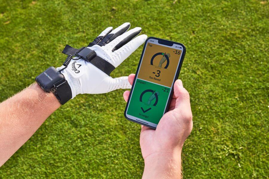 golfer wearing hackmotion sensor and opened app on cellphone