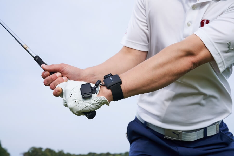 golfer wearing hackmotion swing analyzer and shows wrist hinge in closeup