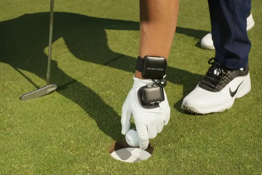 golfer wearing hackmotion wrist sensor on putting green
